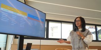 Prof. Dr. Dra. Juniarti, M.Si., Ak., CA., CMA. : Rumus Investasi Yang Aman Bagi Pemula Prof. Dr. Dra. Juniarti, M.Si., Ak., CA., CMA., Profesor pertama bidang Akuntansi di PCU saat sharing penelitiannya tentang Rumus Investasi Yang Aman Bagi Pemula (foto : ist)