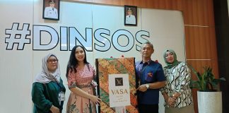 Vasa Hotel Surabaya Gandeng PHMI dan Dinas Sosial Kota Surabaya Bantu Warga, Lanjutkan Program CSR “Vasa Touch” 2024 Mega Tarina, Asisten Direktur Humas Vasa Hotel Surabaya (dua dari kiri) didampingi Avy dari PHMI (paling kiri) menyerahkan bantuan kasur lipat secara simbolis kepada ibu Hilda Kadis Dinsos Surabaya (paling kanan) didampingi pak Arief Sekdis Dinsos (foto : ist)