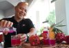 Kreatif! Minuman NASAGA Dosen PCU Ini Bantu Masyarakat di Kediri Dosen Hotel Management PCU, Tjun Han (Hanjaya Siaputra), saat memamerkan hasil minuman fermentasi NASAGA (Nanas dan Naga) (foto : ist)