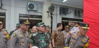 Mayjen TNI Rafael dan Kapolda Jatim Tinjau Pelaksanaan Bulan Bakti TNI di Sampang Mayjen TNI Rafael dan Kapolda Jatim Tinjau Pelaksanaan Bulan Bakti TNI di Sampang (foto : ist)