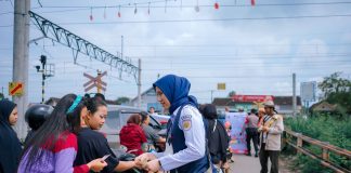 Tingkatkan Keselamatan, KAI Commuter Rutin Lakukan Sosialisasi Tertib Lalu Lintas Di Perlintasan Sebidang Tingkatkan Keselamatan, KAI Commuter Rutin Lakukan Sosialisasi Tertib Lalu Lintas Di Perlintasan Sebidang (foto : ist)