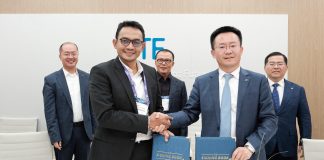 Telkomsel dan ZTE Wujudkan Pengalaman Gigabit yang Andal dan Efisien dengan Perkuat Kolaborasi Strategis di MWC 2024 Barcelona Direktur Network Telkomsel, Indra Mardiatna (kiri depan) dan SVP ZTE Corporation, Mei Zhonghua (kanan depan), secara resmi menandatangani Strategic Partnership Agreement (SPA) antara Telkomsel dan ZTE di Mobile World Conference (MWC) 2024 Barcelona (27/2), disaksikan oleh Direktur Utama Telkomsel, Nugroho (tengah belakang), Executive Vice President and Chief Operating Officer of ZTE Corporation, Xie Junshi (kanan belakang), serta President Director of ZTE Indonesia, Richard Liang (kiri belakang)