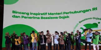 Kembali Dibuka di 2024 Beasiswa Gojek untuk Anak Mitra. Simak Syarat dan Daftarnya! Menteri Perhubungan, Budi Karya Sumadi (berbaju batik) serta Direktur dan Presiden On Demand Service Grup GoTo Catherine Hindra Sutjahyo, berfoto bersama para beswan Gojek dan orang tuanya (foto : ist)
