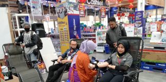 Mitra 10 Ahmad Yani Gelar Baksos Donor Darah Menggandeng PMI Surabaya Karyawan Divisi Sanitary - Evy yang baru pertama kali mendonorkan darahnya (foto : hsc)