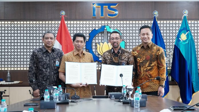 Wakil Rektor IV ITS Bambang Pramujati ST MSc Eng PhD (dua dari kiri) dan Direktur Operasi 1 PT Wika Gedung Tbk Bagus Tri Setyana (dua dari kanan) menunjukkan naskah MoU yang telah ditandatangani (foto : ist)