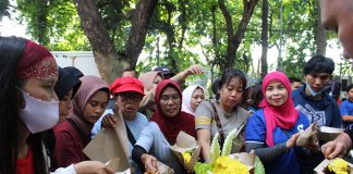 Rayakan Anniversary Sweet Seventeen, Mercure Surabaya Grand Mirama Bagi-Bagi 170 Tumpeng Robyong Rayakan Anniversary SweetSeventeen, Mercure Surabaya Grand Mirama Bagi-Bagi 170 Tumpeng Robyong (foto : ist)