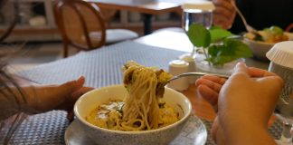 Saffron Restaurant Aston inn Jemursari Sajikan Menu Unik Rujak Bakso dan Mie Ayam Keju Saffron Restaurant Aston inn Jemursari Sajikan Menu Unik Rujak Bakso dan Mie Ayam Keju (foto : ist)