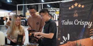 UMKM Siap Naik Kelas lewat BDM PCU Festival 2024 Para mahasiswa PCU saat melakukan pendampingan rebranding kepada UMKM Topy, yang memiliki produk berupa makanan tahu crispy