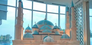 Miniatur Masjid Hagia Sophia Turki Menyambut Ramadan 2024 di Hotel Ciputra World Surabaya Miniatur Masjid Hagia Sophia Turki Menyambut Ramadan 2024 di Hotel Ciputra World Surabaya (foto koleks hsc)