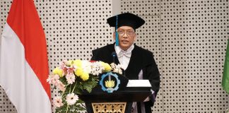 Profesor ITS Gagas Pengendalian Bio-Korosi pada Bangunan Laut Prof Herman Pratikno ST MT PhD saat menyampaikan orasi ilmiah untuk pengukuhannya sebagai profesor ke-199 ITS (foto : ist)