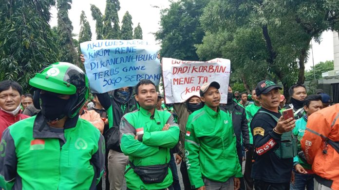 Tuntutan Belum Dipenuhi, Aksi Solidaritas Ojol Surabaya Sepakat Boikot Apartemen Puncak Kertajaya (foto : ist)