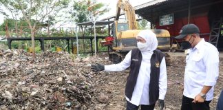 Peringatan Hari Tanpa Sampah Internasional, Khofifah Ajak Masyarakat Giat Pilah dan Kelola Sampah Mulai dari Skala Terkecil Peringatan Hari Tanpa Sampah Internasional, Khofifah Ajak Masyarakat Giat Pilah dan Kelola Sampah Mulai dari Skala Terkecil