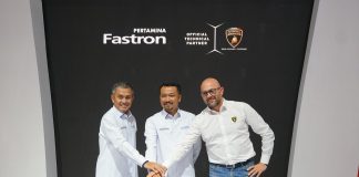 Gaungkan World Class Partnership, Pertamina Lubricants Juga Mengalami Peningkatan di Pasar Domestik (Dari kiri ke kanan) Werry Prayogi, Direktur Utama PT Pertamina Lubricants, Mars Ega Legowo Putra, Direktur Pemasaran Regional PT Pertamina Patra Niaga, Giorgio Sanna, Head of Motorsport Lamborghini.JPG