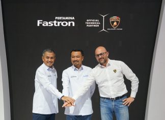 Gaungkan World Class Partnership, Pertamina Lubricants Juga Mengalami Peningkatan di Pasar Domestik (Dari kiri ke kanan) Werry Prayogi, Direktur Utama PT Pertamina Lubricants, Mars Ega Legowo Putra, Direktur Pemasaran Regional PT Pertamina Patra Niaga, Giorgio Sanna, Head of Motorsport Lamborghini.JPG