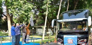 Jelang Lebaran, ITS Berangkatkan 12 Armada Mudik Gratis Pelepasan 11 armada bus yang membawa mahasiswa ITS dalam Mudik Gratis ITS 2024