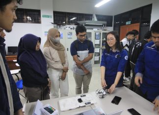 Giselle Dikukuhkan Jadi Wisudawan Termuda di ITS di Usia 19 Tahun Giselle Hage (kedua dari kanan) saat membimbing praktikum di Laboratorium Sistem dan Sibernetika Departemen Teknik Elektro ITS