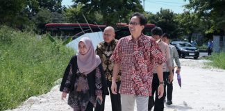 Dukung Infrastruktur Akademik, ITS Bangun Gedung Fakultas Kedokteran dan Kesehatan Rektor ITS Prof Dr Ir Mochamad Ashari MEng (kanan) dan Sekretaris ITS Dr Ir Umi Laili Yuhana SKom MSc serta jajaran pimpinan ITS saat meninjau area pembangunan gedung FKK ITS