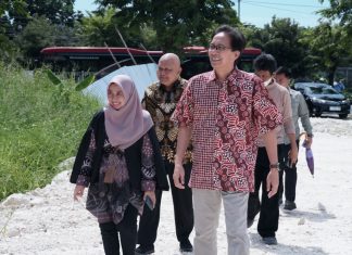 Dukung Infrastruktur Akademik, ITS Bangun Gedung Fakultas Kedokteran dan Kesehatan Rektor ITS Prof Dr Ir Mochamad Ashari MEng (kanan) dan Sekretaris ITS Dr Ir Umi Laili Yuhana SKom MSc serta jajaran pimpinan ITS saat meninjau area pembangunan gedung FKK ITS