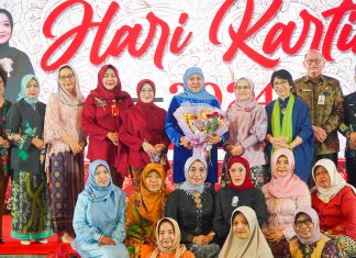 Terima Penghargaan Perempuan Inspiratif dari Menteri PPPA, Khofifah Ajak Perempuan Jadi Juru Damai Terima Penghargaan Perempuan Inspiratif dari Menteri PPPA, Khofifah Ajak Perempuan Jadi Juru Damai