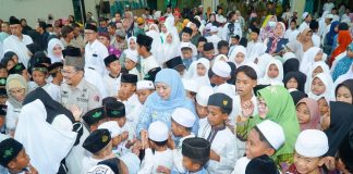 Santuni 1.000 Anak Yatim Se Kabupaten Pasuruan, Khofifah : Mari Berlomba-Lomba Dapatkan Lailatul Qadr Santuni 1.000 Anak Yatim Se Kabupaten Pasuruan, Khofifah: Mari Berlomba-Lomba Dapatkan Lailatul Qadr
