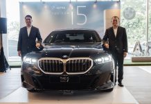 Peluncuran First-Ever BMW i5 di Jawa Timur Octa Wibowo dan Sularno berpose dengan BMW i5 (foto : ist)