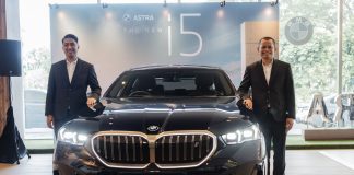Peluncuran First-Ever BMW i5 di Jawa Timur Octa Wibowo dan Sularno berpose dengan BMW i5 (foto : ist)