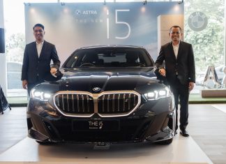 Peluncuran First-Ever BMW i5 di Jawa Timur Octa Wibowo dan Sularno berpose dengan BMW i5 (foto : ist)