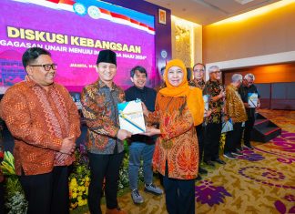 Unair Paparkan Gagasan Menuju Indonesia Maju 2034, Khofifah: Percepatan Indonesia Emas Dapat Dicapai Melalui Peningkatan Kualitas Pendidikan Unair Paparkan Gagasan Menuju Indonesia Maju 2034, Khofifah: Percepatan Indonesia Emas Dapat Dicapai Melalui Peningkatan Kualitas Pendidikan