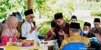 Kemenag Jombang Bersilaturahmi dan Mohon Doa Pada Mursyid Thoriqoh Shiddiqiyyah Kemenag Jombang Bersilaturahmi dan Mohon Doa Pada Mursyid Thoriqoh Shiddiqiyyah (foto : rhd)
