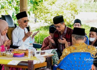 Kemenag Jombang Bersilaturahmi dan Mohon Doa Pada Mursyid Thoriqoh Shiddiqiyyah Kemenag Jombang Bersilaturahmi dan Mohon Doa Pada Mursyid Thoriqoh Shiddiqiyyah (foto : rhd)