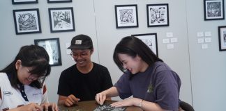 Pesona Seni Grafis Klasik dan Modern di Pameran “Ennui” Ki-ka Jocelyn Clarissa Antony (kacamataan), Dimas Permana (Kelompok Marabunta) dan Bella Tania Prissilla saat asyik membuat karya menggunakan teknik Linocut