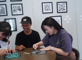Pesona Seni Grafis Klasik dan Modern di Pameran “Ennui” Ki-ka Jocelyn Clarissa Antony (kacamataan), Dimas Permana (Kelompok Marabunta) dan Bella Tania Prissilla saat asyik membuat karya menggunakan teknik Linocut