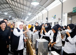 Memperingati May Day 2024, Khofifah Dorong Wujudkan Pekerja Jatim yang Terampil dan Berdaya Saing Memperingati May Day 2024, Khofifah Dorong Wujudkan Pekerja Jatim yang Terampil dan Berdaya Saing