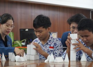 Aksesibilitas Untuk Semua, Ini Pentingnya Layanan Disabilitas di Lingkungan Kampus Para mahasiswa PCU saat mendampingi murid SMPLB-A YPAB Surabaya dalam belajar Matematika menggunakan alat ajar sudut bangun ruang (foto : Humas PCU)
