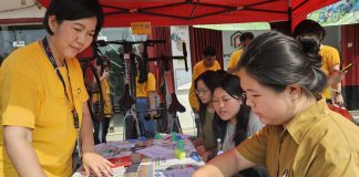 Telusuri Misi yang Tersebar di Kota Pahlawan, Ratusan Siswa SMA Adu Strategi Felecia (kiri), dosen Global Logistics and Supply Chain PCU saat memandu peserta dalam simulasi supply chain di SCR with PCU 2024