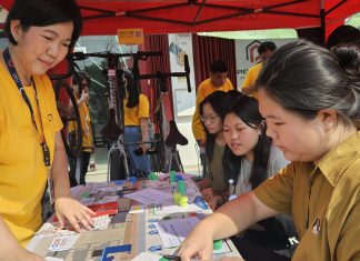 Telusuri Misi yang Tersebar di Kota Pahlawan, Ratusan Siswa SMA Adu Strategi Felecia (kiri), dosen Global Logistics and Supply Chain PCU saat memandu peserta dalam simulasi supply chain di SCR with PCU 2024