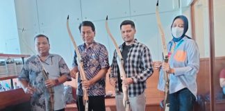 Fast Archery Club Dipercaya Untuk Gelar Kejuaraan Panahan Piala Walikota 2024 (Foto dua dari kiri) Eringgo Perkasa dari Dispora Kota Surabaya dan Fanny Andyanto Ketua Penyelanggara sekaligus Owner dari Fast Archery Club (foto : acs)