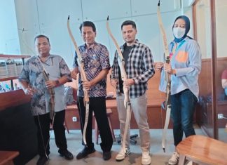 Fast Archery Club Dipercaya Untuk Gelar Kejuaraan Panahan Piala Walikota 2024 (Foto dua dari kiri) Eringgo Perkasa dari Dispora Kota Surabaya dan Fanny Andyanto Ketua Penyelanggara sekaligus Owner dari Fast Archery Club (foto : acs)