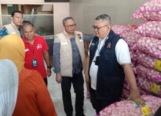 Tren Bawang Putih Naik, KPPU Sidak Dan Akan Panggil Importir Kanwil IV KPPU bersama Satgas Pangan Polda Jatim, Disperindag Provinsi Jatim, Dinas Koperasi, Usaha Mikro dan Perdagangan Kota Surabaya, PD. Pasar Surya dan media di Pasar Pabean Surabaya (foto koleksi hsc)