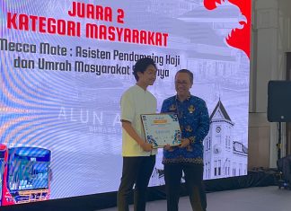 Bantu Jemaah Haji, Mahasiswa ITS Kembangkan Mecca Mate Luthfi Hakim Irawan (kiri) saat mewakili tim Mecca Mate ITS menerima penghargaan juara II kategori Masyarakat pada perlombaan Inovboyo 2024 (foto : ist)