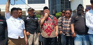 Ratusan Jurnalis Adakan Aksi Demo di Depan Gedung DPRD Provinsi Jatim, Guna Untuk Tolak RUU Ratusan Jurnalis Adakan Aksi Demo di Depan Gedung DPRD Provinsi Jatim, Guna Untuk Tolak RUU (foto : tfk)