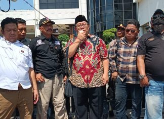 Ratusan Jurnalis Adakan Aksi Demo di Depan Gedung DPRD Provinsi Jatim, Guna Untuk Tolak RUU Ratusan Jurnalis Adakan Aksi Demo di Depan Gedung DPRD Provinsi Jatim, Guna Untuk Tolak RUU (foto : tfk)