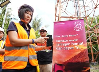 Perkuat Akses Digital ke Seluruh Pelosok Jawa Timur, Tri Perluas Jaringan Hingga Pulau Terluar SVP Head of Circle Java IOH, Elny Widjaja, melakukan kunjungan bersama media untuk memastikan jaringan di Site Torjun, Madura Jawa Timur aman dan terkendali. Termasuk pemantauan kinerja jaringan, deteksi gangguan, dan pengelolaan pemeliharaan rutin (foto : ist)