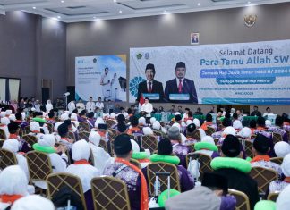 Pj. Gubernur Adhy Lepas 366 Jamaah Haji Kloter Pertama Embarkasi Surabaya, Pesankan Jaga Ketahanan Fisik dan Mental Pj. Gubernur Adhy Lepas 366 Jamaah Haji Kloter Pertama Embarkasi Surabaya, Pesankan Jaga Ketahanan Fisik dan Mental