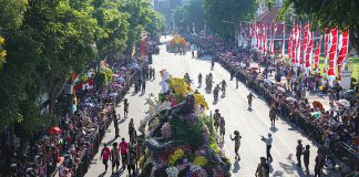 Warga Tumpah Ruah di Sepanjang Rute Surabaya Vaganza, Wali Kota Eri Cahyadi Pastikan Tahun Depan Lebih Menarik Warga Tumpah Ruah di Sepanjang Rute Surabaya Vaganza, Wali Kota Eri Cahyadi Pastikan Tahun Depan Lebih Menarik (foto : ist)