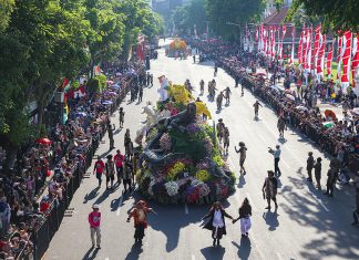 Warga Tumpah Ruah di Sepanjang Rute Surabaya Vaganza, Wali Kota Eri Cahyadi Pastikan Tahun Depan Lebih Menarik Warga Tumpah Ruah di Sepanjang Rute Surabaya Vaganza, Wali Kota Eri Cahyadi Pastikan Tahun Depan Lebih Menarik (foto : ist)