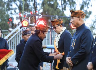 Pj. Gubernur Adhy Dikukuhkan Sebagai Warga Kehormatan Masyarakat Suku Tengger Pj. Gubernur Adhy Dikukuhkan Sebagai Warga Kehormatan Masyarakat Suku Tengger (foto : ist)
