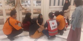 Beberapa Siswa dan Wali Murid Terjebak Lift di Grand Empire Palace Beberapa Siswa dan Wali Murid Terjebak Lift di Grand Empire Palace (foto : ist)