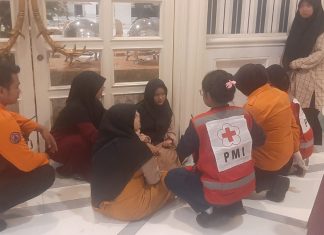 Beberapa Siswa dan Wali Murid Terjebak Lift di Grand Empire Palace Beberapa Siswa dan Wali Murid Terjebak Lift di Grand Empire Palace (foto : ist)