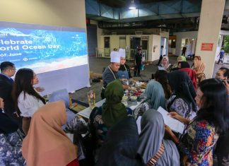 Rayakan Hari Laut Sedunia, JW Marriott Surabaya Ajak Masyarakat Sekitar Membuat Kreasi Hidangan Laut yang Sehat Chef Rikki mempresentasikan demo masaka hidangan laut untuk ibu-ibu PKK sekitar Hotel